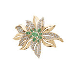 Broche en plaqué or motif fleur avec oxydes verts et blancs sertis Broche en plaqué or motif fleur avec oxydes verts et blancs sertis