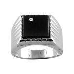 Chevalière en acier plateau carré noir orné d'1 strass et godrons sur les côtés Chevalière en acier plateau carré noir orné d'1 strass et godrons sur les côtés