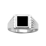 Chevalière en argent plateau carré 8mm x 8mm en onyx synthétique et godrons sur les côtés Chevalière en argent plateau carré 8mm x 8mm en onyx synthétique et godrons sur les côtés
