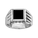 Chevalière en argent plateau carré en onyx synthétique et godrons sur les côtés Chevalière en argent plateau carré en onyx synthétique et godrons sur les côtés