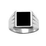Chevalière en argent plateau carré en onyx synthétique et strié sur les côtés Chevalière en argent plateau carré en onyx synthétique et strié sur les côtés