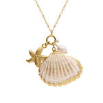 Collier en acier dor� coquillage imitation, etoile de mer et perle blanche imitation - 50 + 5cm