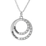 Collier en argent platin� cha�ne avec pendentif double cercle pr�nom � graver et oxydes blancs sertis ...