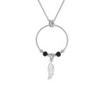 Collier en argent rhodi chane avec pendentif anneau 15mm avec boules lisses noires et pampille plume ...