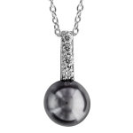 Collier en argent rhodi� cha�ne avec pendentif barrette d'oxydes blancs avec perle grise de synth�se ...