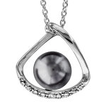 Collier en argent rhodi� cha�ne avec pendentif forme arrondie ouverte avec perle grise de synth�se 40cm ...