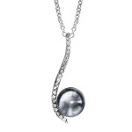 Collier en argent rhodi chane avec pendentif vague d'oxydes blancs sertis avec perle grise de synthse ...