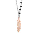 Collier en argent rhodi� cha�ne avec perles noires et 1 plume dorure rose 62 + 3cm