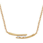 Collier en plaqu or chane avec pendentif 2 baguettes lisses avec 3 oxydes blancs entre les 2 - longueur ...