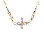 Collier en plaqu or avec pendentif fleur en oxydes blancs sertis et perles blanches de synthse 40 + ...