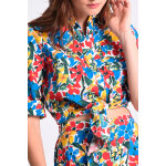 Chemisier fleuri rouge et bleu clair