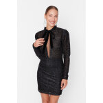 Robe fourreau � d�collet� plongeant paillet�e