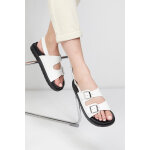 Sandales � brides ajustables