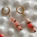 Boucles pendantes soraya - croles dores & perles de pierre persane rose