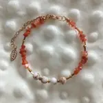 Bracelet ardora - agate rouge & howlite, acier doré par créalyn Bracelet ardora - agate rouge & howlite, acier doré par créalyn