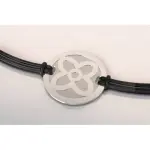Bracelet femme, cordon noir + fleur en argent par cabanetchanque