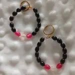 Croles dores & anneau en perles de verre noir et rose fuchsia - fiesta