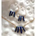 Parure c�leste - collier dor� & cr�oles lapis - lazuli et calc�doine blanche