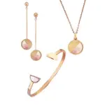 Parure: jonc, boucles et collier, acier rose et nacre - symia Parure: jonc, boucles et collier, acier rose et nacre - symia