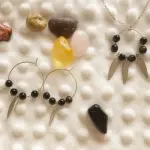 Parure plumetis - pendentif & croles en acier gris avec obsidienne noire