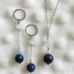 Parure sérénité - boucles & collier en acier argenté, aigue - marine & sodalite Parure sérénité - boucles & collier en acier argenté, aigue - marine & sodalite