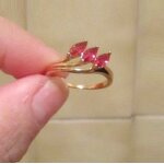 Bague dor�e avec 3 pierres en cristal rose fonc� forme feuilles, t. 58 (1, 80 cm)