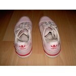 Baskets roses rouges et blanches À lacets et semelle À crampons adidas taille 34 Baskets roses rouges et blanches À lacets et semelle À crampons adidas taille 34
