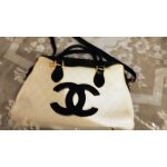 Beau sac en simili cuir avec anses et bandoulière. accompagné d'une petite pochette . l'ensemble en parfait ... Beau sac en simili cuir avec anses et bandoulière. accompagné d'une petite pochette . l'ensemble en parfait ...