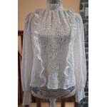 Blouse blanche courte tout en dentelle