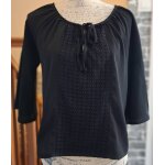 Blouse fluide noire avec le devant en dentelle ajour�e