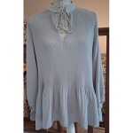 Blouse fluide pliss�e avec le col � nouer