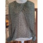 Blouse transparente kaki � pois noirs avec les manches �vas�es