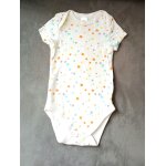 Body blanc a etoiles multicolore. manches courtes. c&a. coton. taille 9 / 12 mois