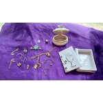 Boites � bijoux en c�ramique 1 avec calice 1 avec papillon 13 bijoux fantaisie