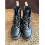 Bonjour, je souhaite vendre dr martens plateforme en noir, taille 38. elles ont �t� tr�s peu port�s et ...
