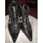 Bottines en cuir  lacets, de marque andr de couleur noir , fantaisie bandes argentes sur les cts ...