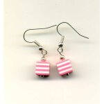 Boucles d'oreilles cube en r�sine rose et blanche avec monture en m�tal argent�.