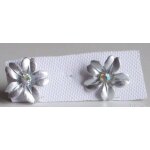 Boucles d'oreilles fantaisie form�es d'une fleur argent�e � 5 p�tales avec une petite pierre blanche ...
