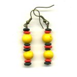 Boucles d'oreilles en graines d'aca (graines de palmier) jaune spar par de la fimo. attache couleur ...