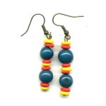 Boucles d'oreilles en graines d'aca (graines de palmier) de teinte bleue fonc spar par de la fimo. ...