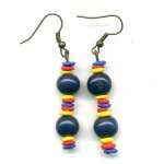 Boucles d'oreilles en graines d'aca (graines de palmier) de teinte bleu fonc spar par de la fimo. ...
