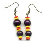 Boucles d'oreilles en graines d'aca� (graines de palmier) de teinte violet s�par� par de la fimo. attache ...