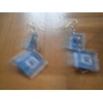 Boucles d'oreilles pendantes bleues en tissu et perles originales Boucles d'oreilles pendantes bleues en tissu et perles originales