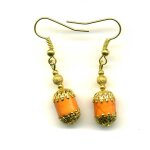 Boucles d'oreilles en pierre howlite de teinte orange avec coupelles filigranes. montage en mtal dor ...
