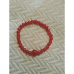 Bracelet artisanal �lastique rouge neuf.