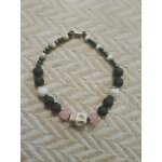 Bracelet artisanal en pierres / argent / rocaille noir / blanc / rose clair .