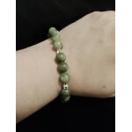 Bracelet artisanal en pierres et cristal vert / translucide .