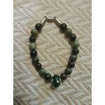 Bracelet artisanal en pierres / verre vert / noir .
