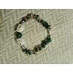 Bracelet artisanal en pierres vert / blanc / orange pastel .