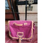 Cartable tann's rose fonc� � pois qui peut soit se porter sur le dos soit utiliser les roulettes